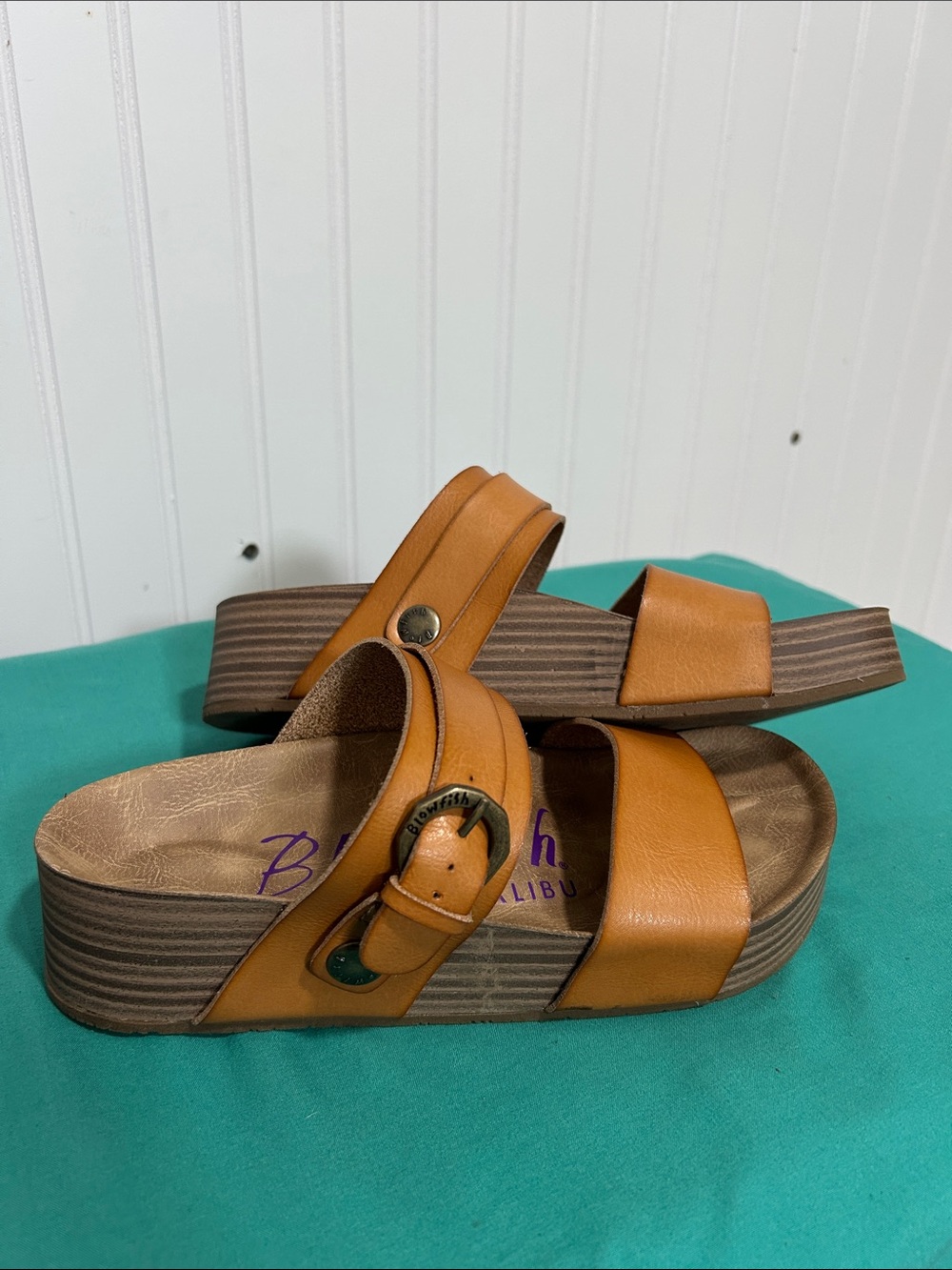 BLOWFISH Malibu Women's Tan Double Strap Wedge Slide Style Sandals Sz: 7 - Picture 3 of 10